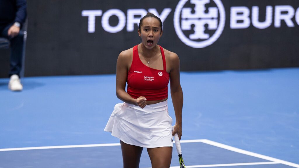 Leylah Fernandez pumps her fist and yells.