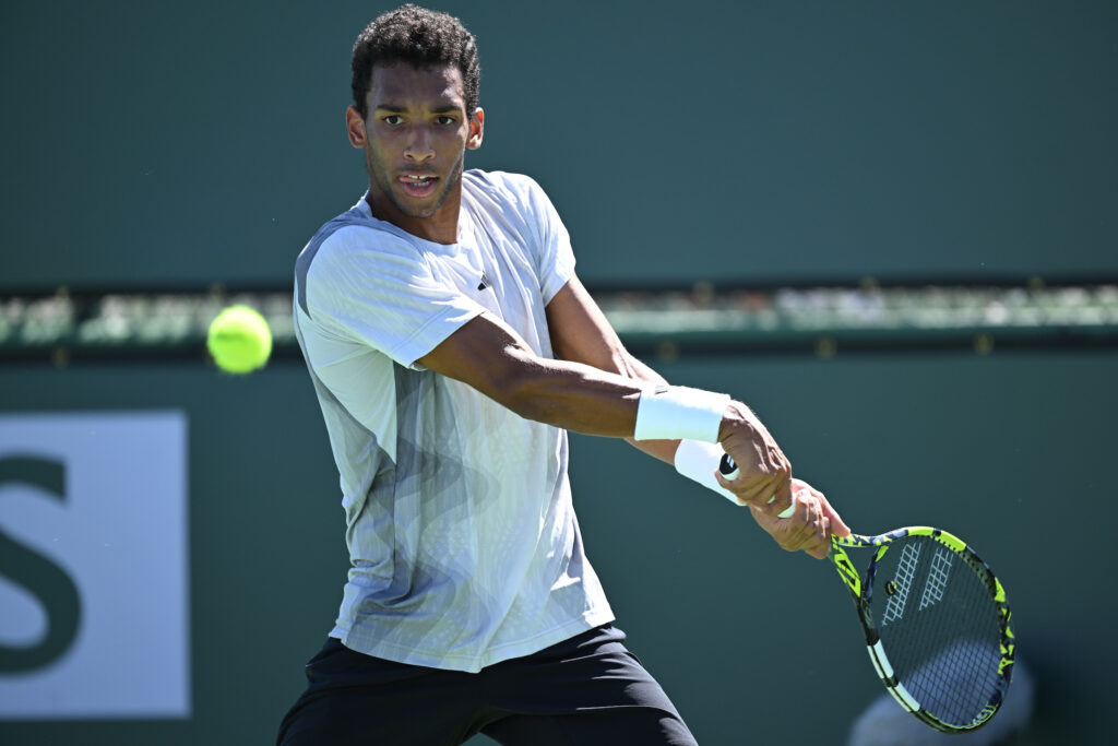 Félix Auger-Aliassime hits a backhand.