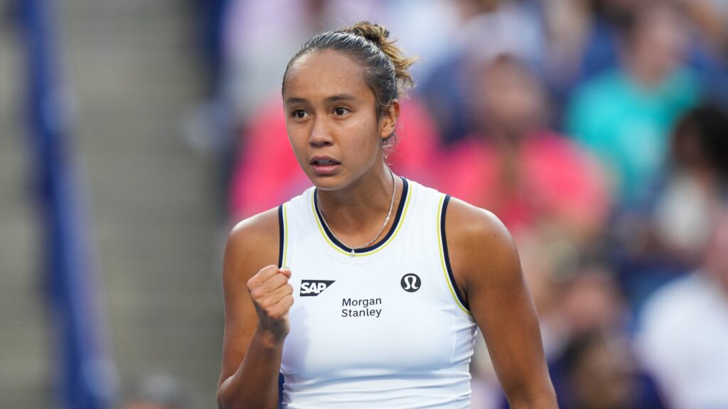 Leylah Fernandez pumps her fist. She upset Elena Rybakina on Thursday in Cincinnati.