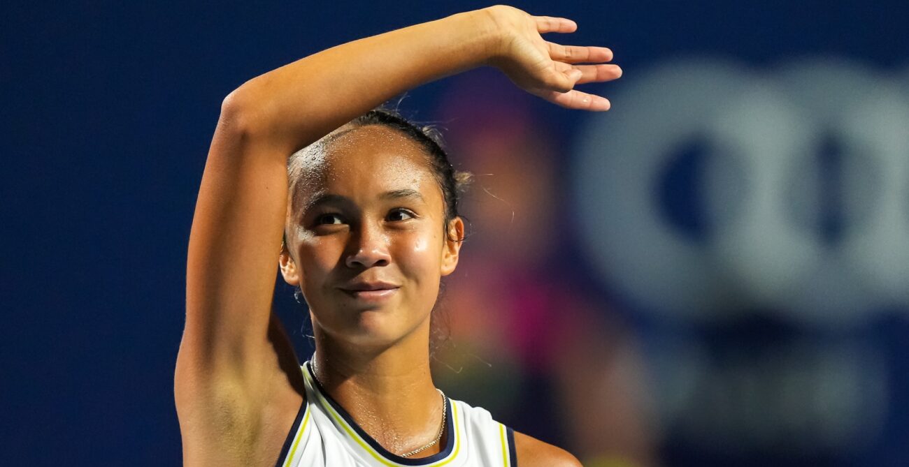 Leylah Fernandez waves to the crowd. She beat Diana Shnaider on Friday in Cincinnati.