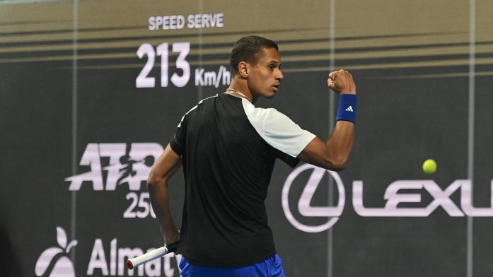 Gabriel Diallo pumps his fist. He enters the Top 100 of the ATP rankings after his finals run in Almaty.