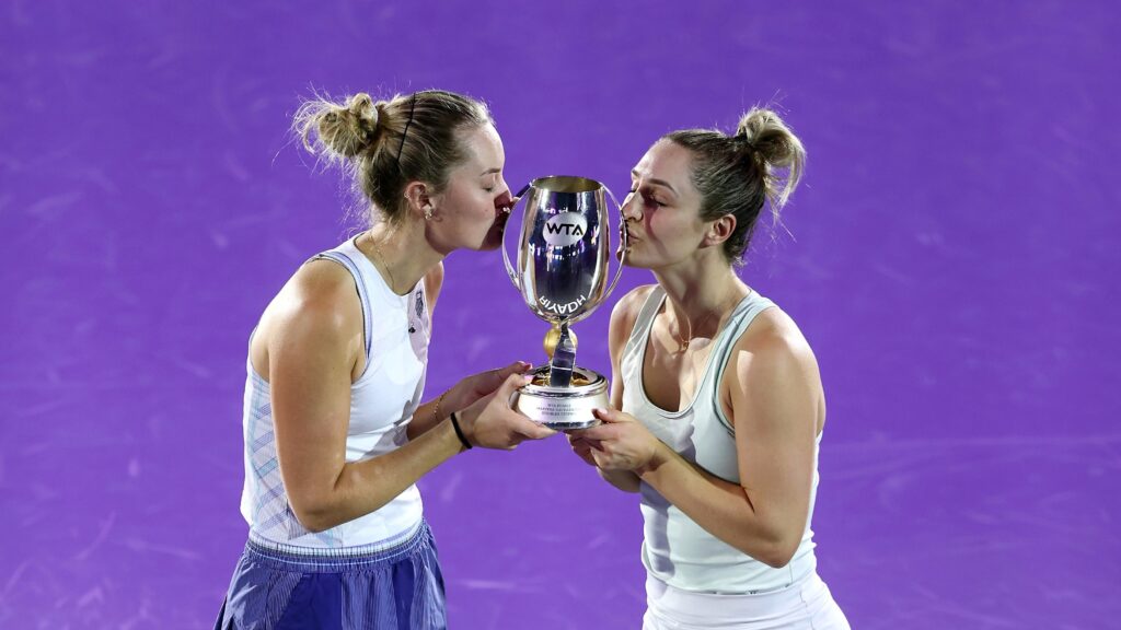 Gabriela Dabrowski (right) and Erin Routliffe (left) kiss the trophy after making history at the WTA Finals.