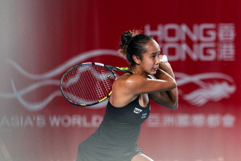 Leylah Fernandez hits a backhand at the 2024 Hong Kong Open