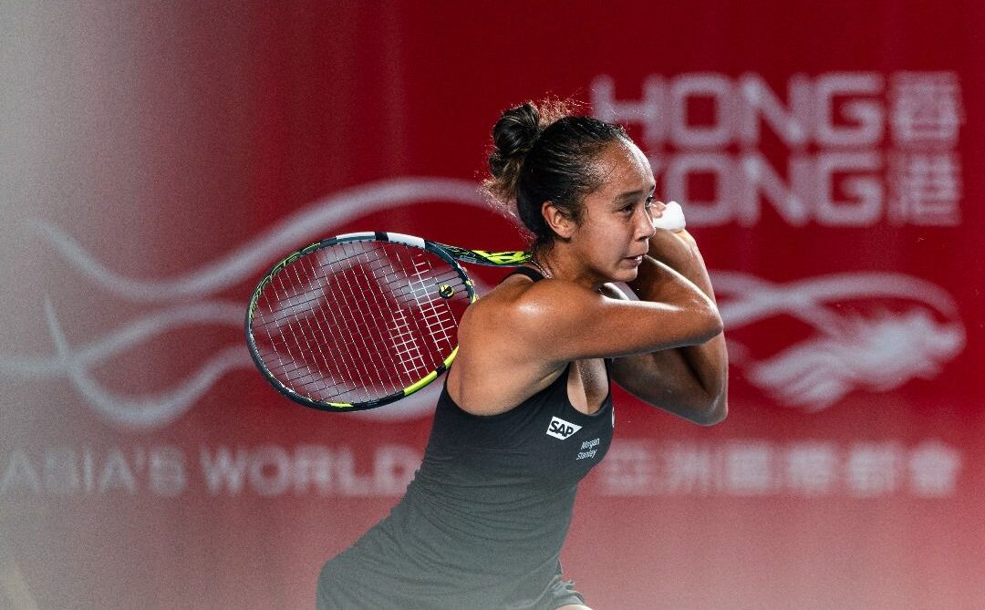 Leylah Fernandez hits a backhand at the 2024 Hong Kong Open