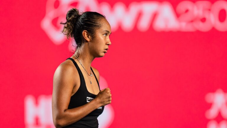 Leylah Fernandez pumps her fist in Hong Kong.