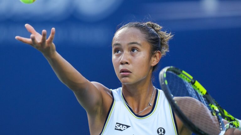 Leylah Fernandez tosses a ball up to serve. Canadian Tennis year in review