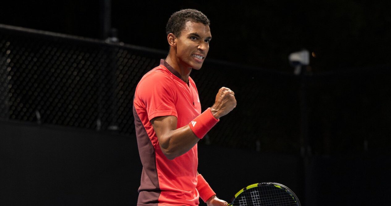 Felix Auger-Aliassime pumps his fist. He beaten Yaochunkete