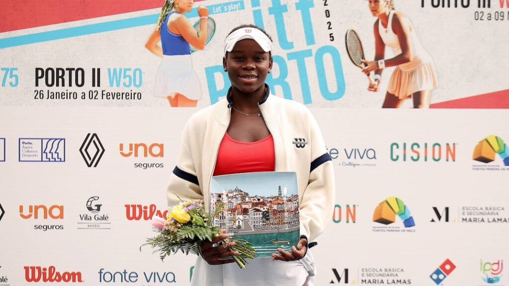 Victoria Mboko holds the trophy she won at the 2025 ITF event in Porto.